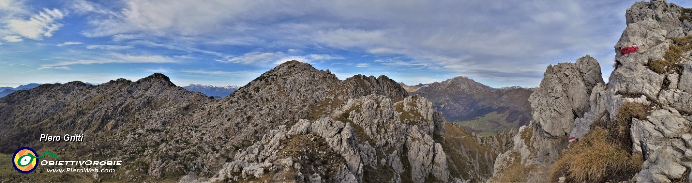 52 Scendiamo al Passo la Forca sul tormentato sentiero 501.jpg